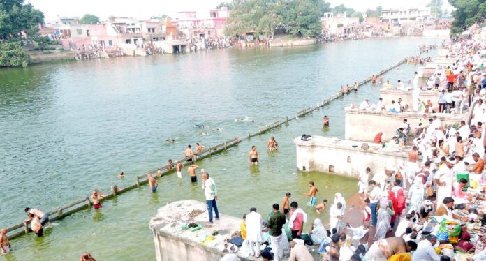 Thousands performed Pind Daan on Somvati Amavasya in Shiva and Siddhi Yoga