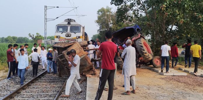 Tractor trolley collided with train, traffic was disrupted for an hour