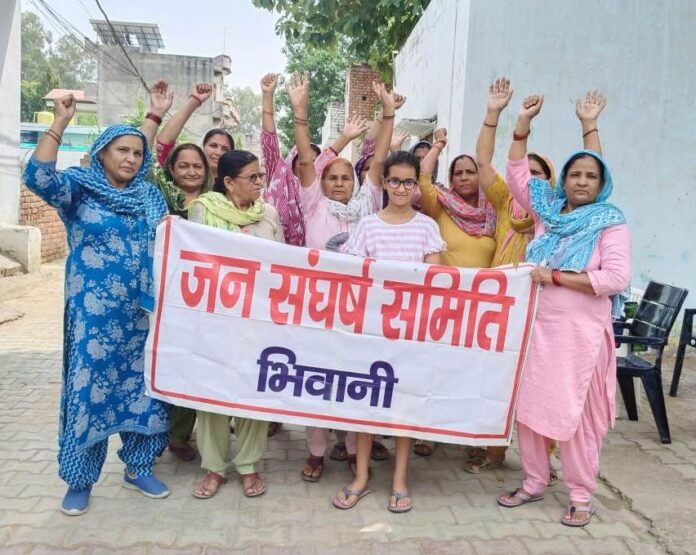 Demonstration was carried out under the leadership of Jan Sangharsh Samiti for clean water and rain water drainage.