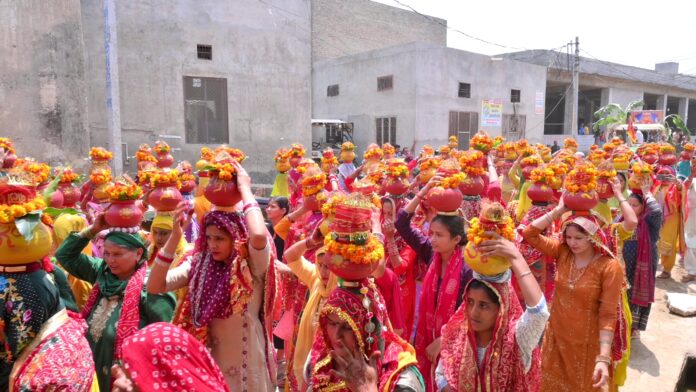 The huge 51 Kundiya Maha Yagya started with the Kalash Yatra