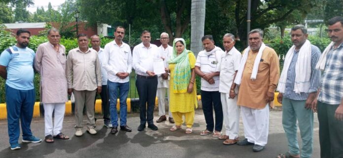 Gram Panchayat Prahladgarh submitted a memorandum to the Vice Chairman of Haryana Scheduled Caste Commission