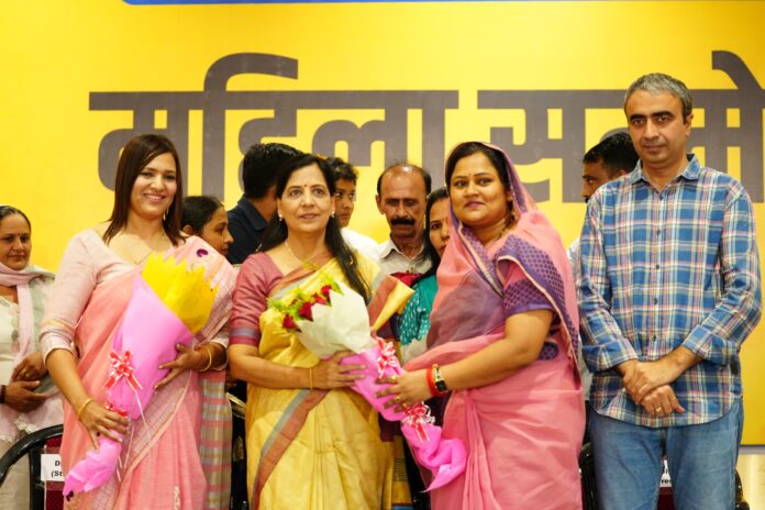 Sunita Kejriwal spoke at the women's conference held in Bhiwani