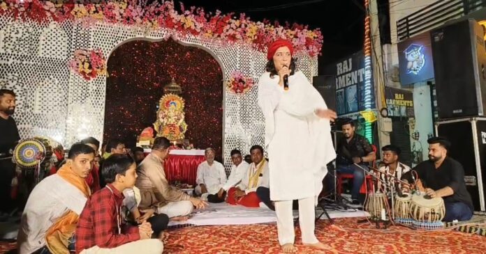 Bhajan singer Aarti Khanna poured out the music during Shri Ganesh Chaturthi Festival