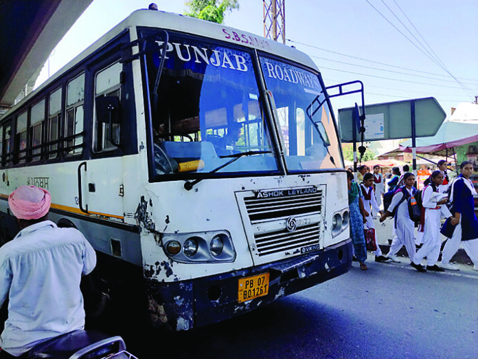 बस किराए में की गई बढ़ोतरी के कारण सफर हुआ महंगा