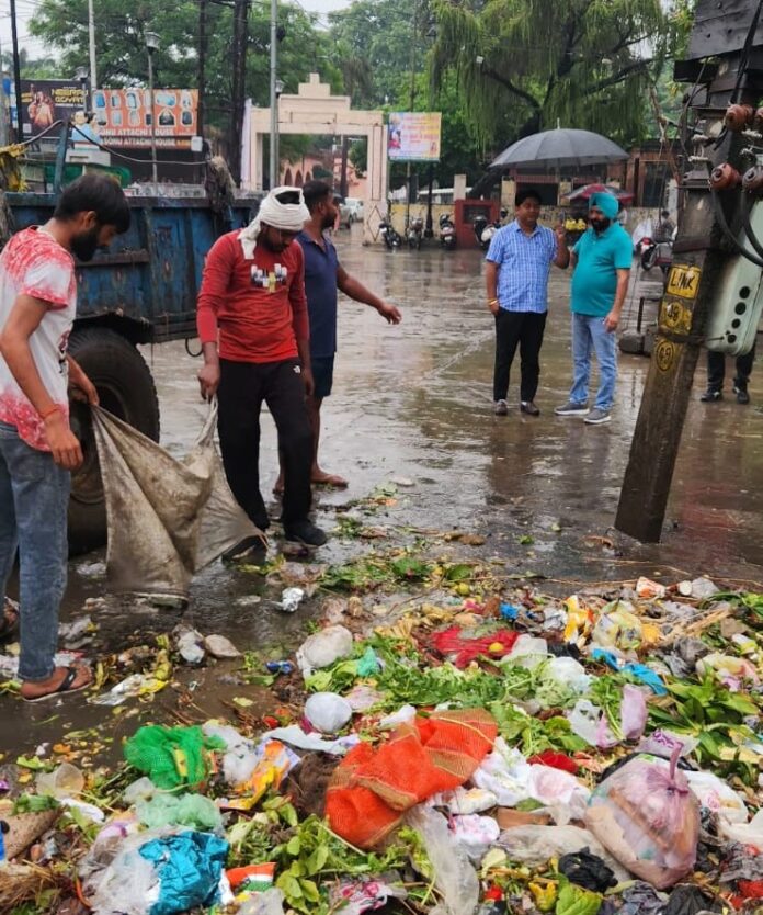 The corporation's cleaning campaign continued even in the rain garbage was cleaned from the drains