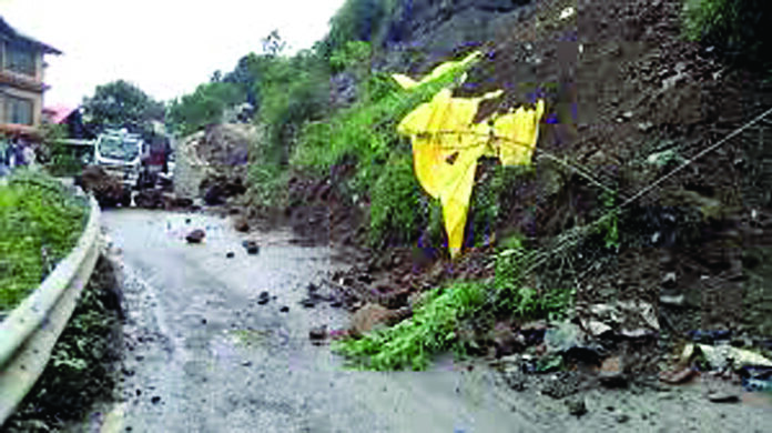 Himachal Weather : भूस्खलन के चलते सड़कें, बिजली बाधित