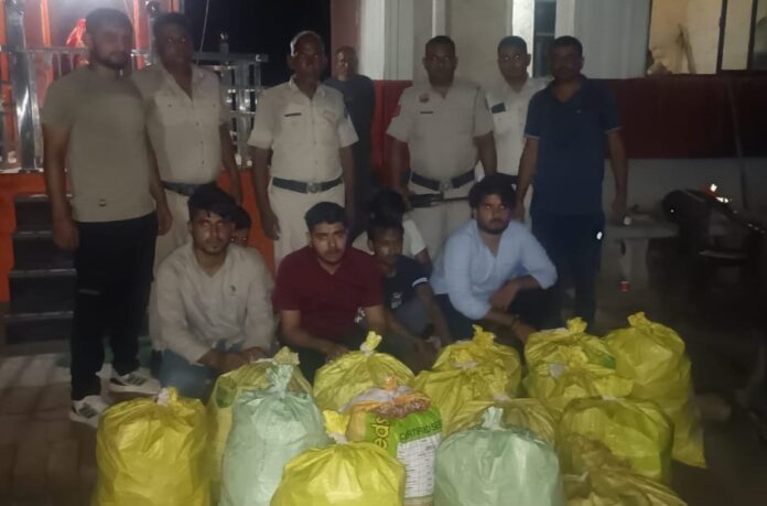 Charkhi Dadri police arrested six accused including illegal liquor going from Rajasthan to Bihar.