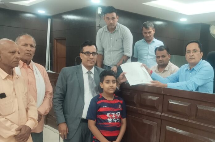 CA Jagdish Dhamija filed his nomination as an independent candidate.