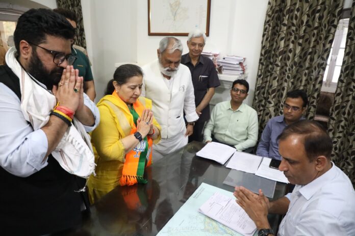 BJP Candidate Shakti Rani Sharma Filed Nomination : रोड शो में दिखी भाजपा की शक्ति, उमड़े जन सैलाब में दिखा जनता का आशीर्वाद