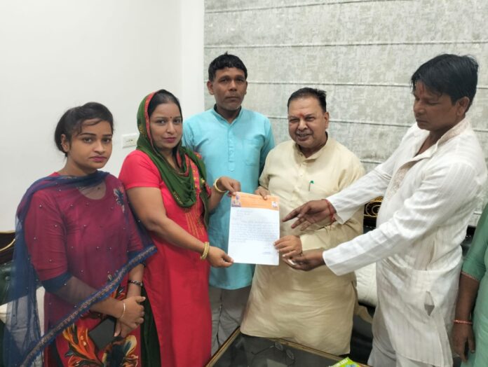 Letter of support handed over to Ghanshyam Sarraf