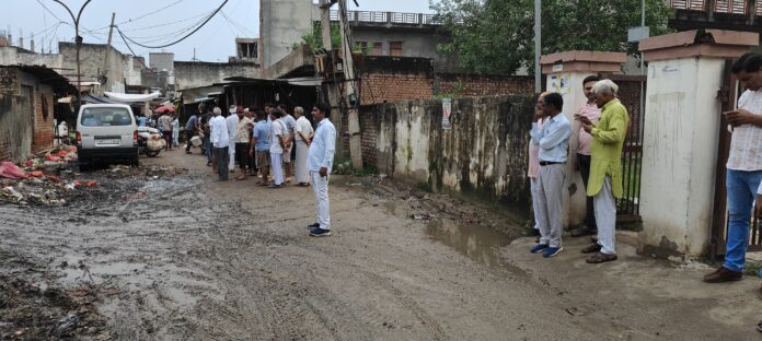 People got angry over spreading filth at the gate of the colony, accused vegetable market shopkeepers of spreading filth.