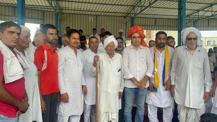 The people of Kithana held a Mahapanchayat and blessed Anurag Dhanda.