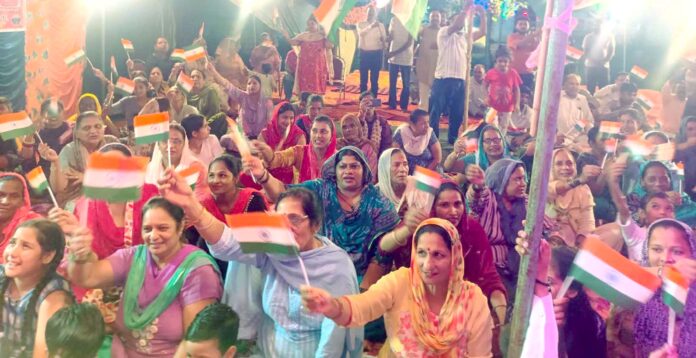 Devotees danced to patriotic songs during Shri Ganesh Mahotsav