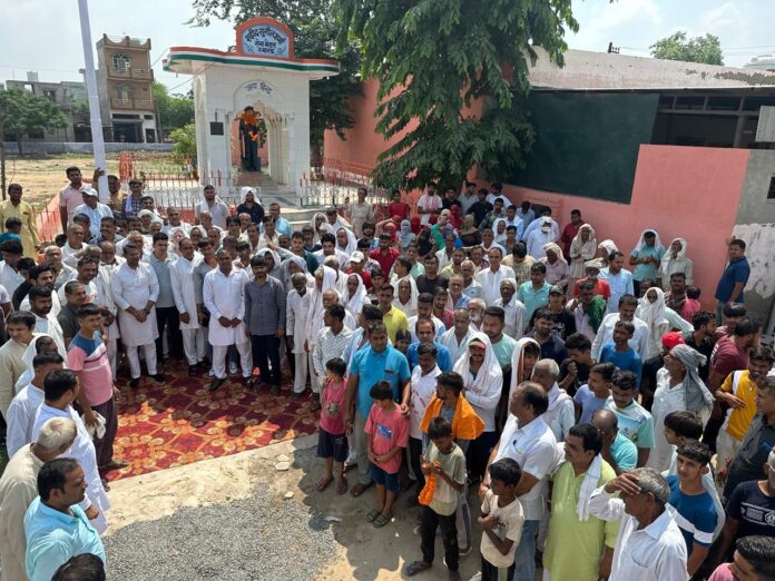 Congress leader started a campaign to plant tricolor flag in every village