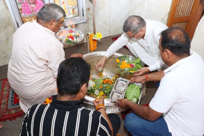 Agriculture Minister Kanwar Pal Gurjar paid obeisance at the temples located in Ballewala