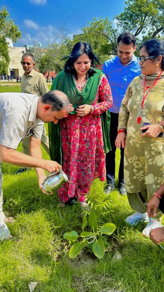 Bank employees celebrated Teacher's Day by planting trees