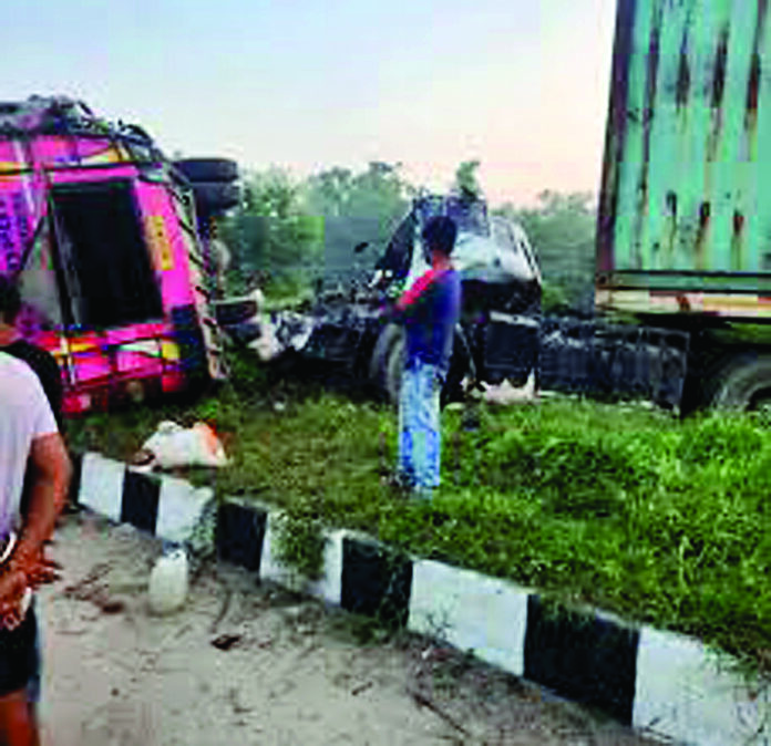 ट्राला चालक ने खड़ी बस को मारी टक्कर, एक की मौत