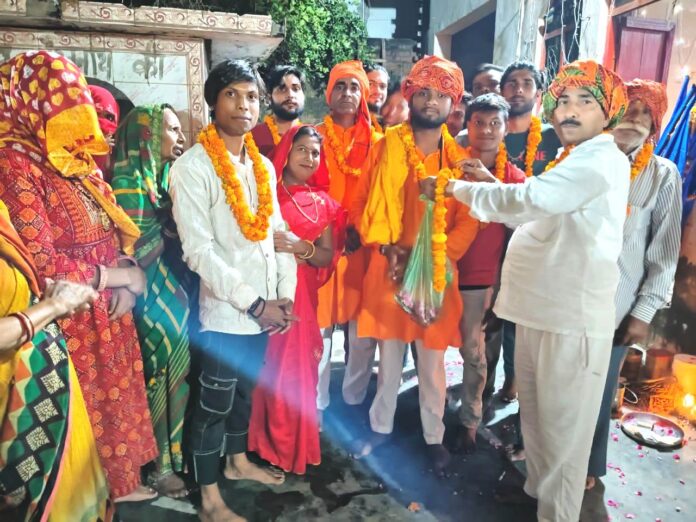 Shri Jahaveer Baba gave a warm welcome to the group that went on foot to Gogamedi Dham on its return.