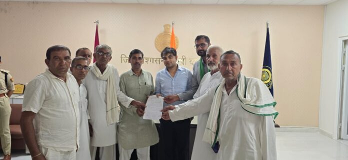 Farmers submitted a memorandum to the Deputy Commissioner demanding compensation for crop damage.