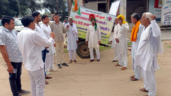 Listen to the voters of Gram Swaraj Kisan Morcha. Villagers strongly welcomed the bullock cart.