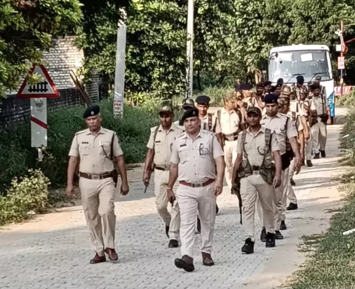 Police and CAPF jawans took out a flag