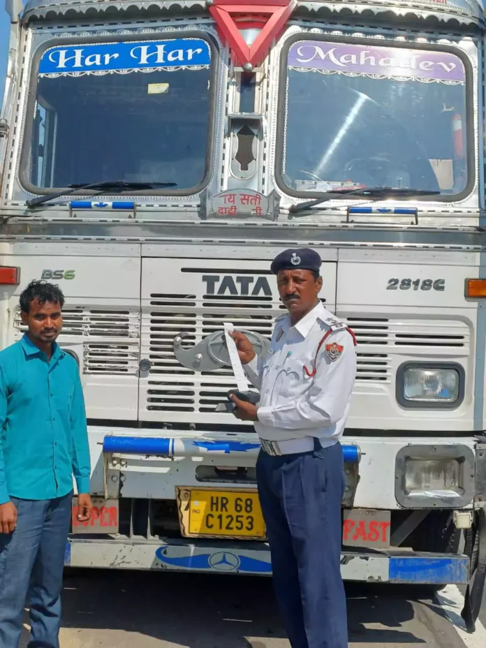 Traffic police challaned 26 heavy vehicles for violating lane driving rules