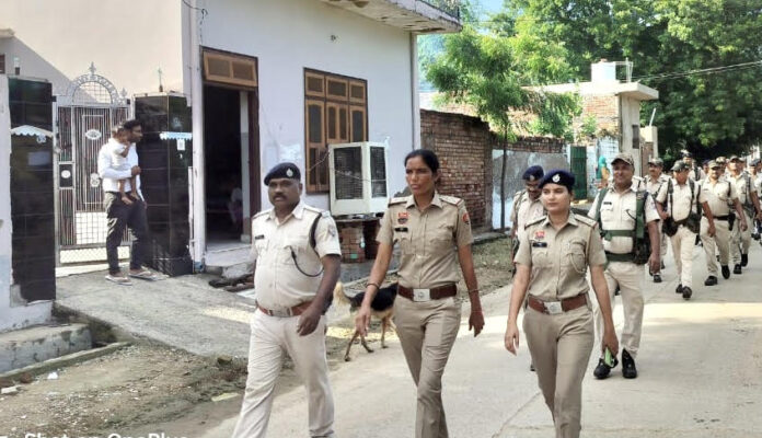 कनीना शहर व ग्रामीण क्षेत्र में फ्लैग मार्च निकालते पुलिस और सीएपीएफ के जवान।