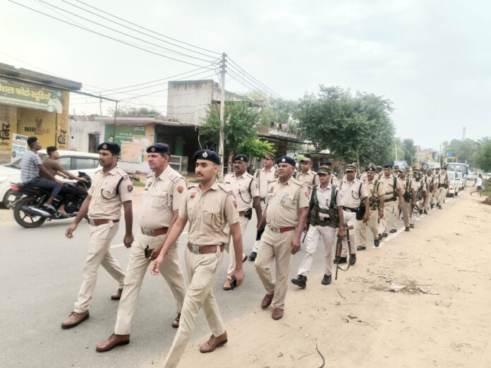 Police and CAPF personnel took out flag march in various villages