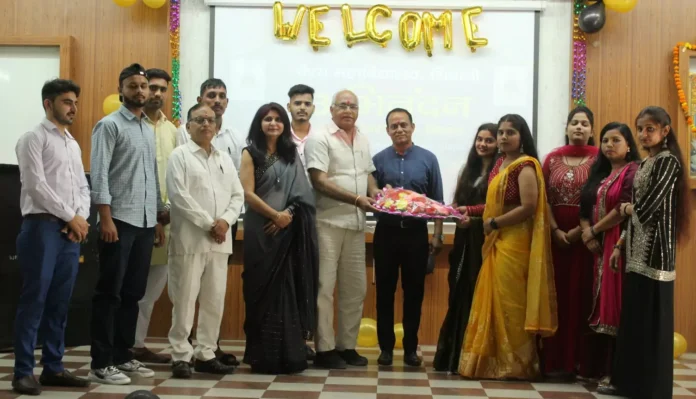 Vaish Mahavidyalaya organized a felicitation fresher party for the students