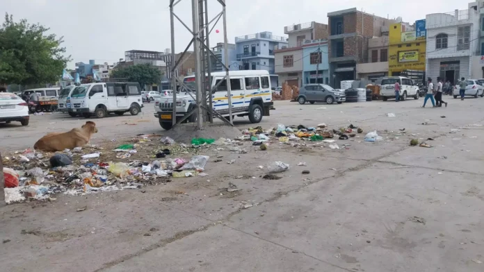 Piles of garbage in the old market