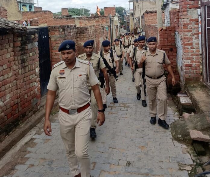 Police and CAPF soldiers took out flag march on foot in Satnali area