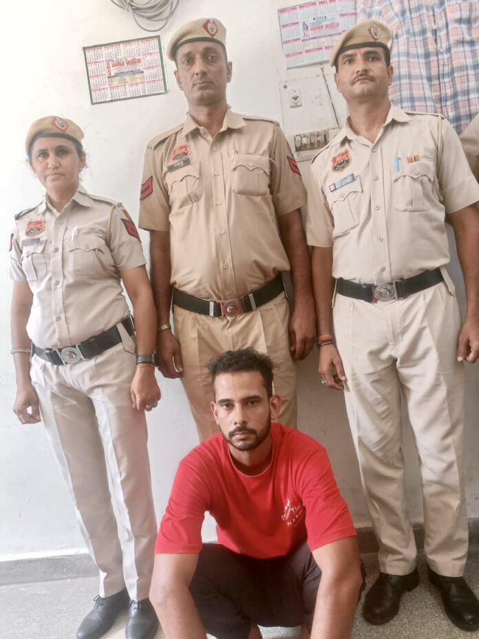 Police team of Thana Satnali caught one person with illegal weapon, country made pistol