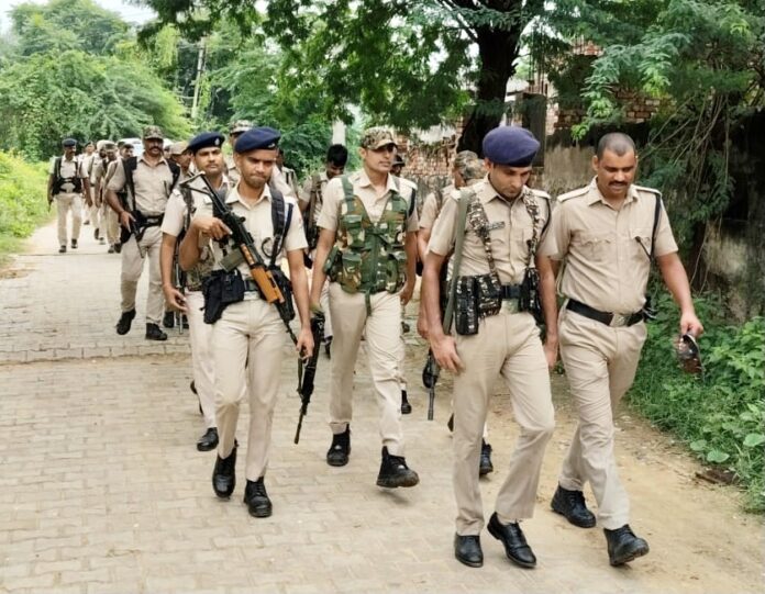 District police and CAPF jawans took out a flag march in Satnali area