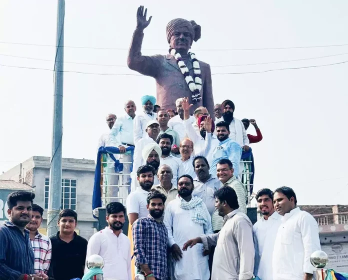 INLD workers paid homage to Choudhary Devi Lal by offering flowers