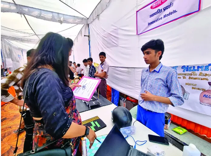 Class 10 student Tanmay designed a helmet that can sense the smell of alcohol