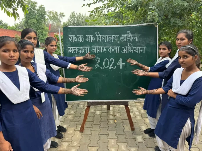 Students created awareness about voting by applying mehendi on their hands