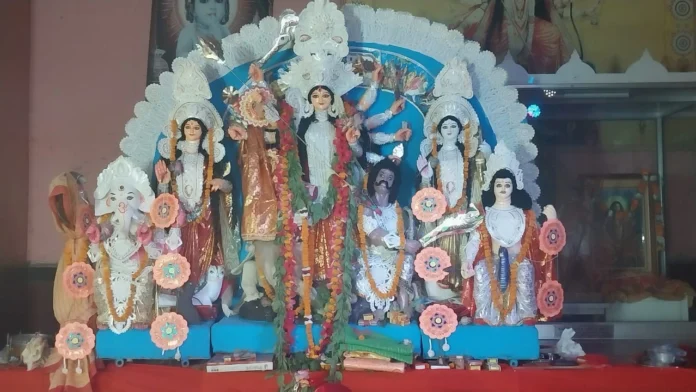 23rd Sharadi Durga Utsav continues at Bharat Sevashram Sangh, sculptors from Bengal construct beautiful statues of Mother