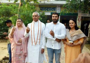 Gujarat Governor Acharya Devvrat voted