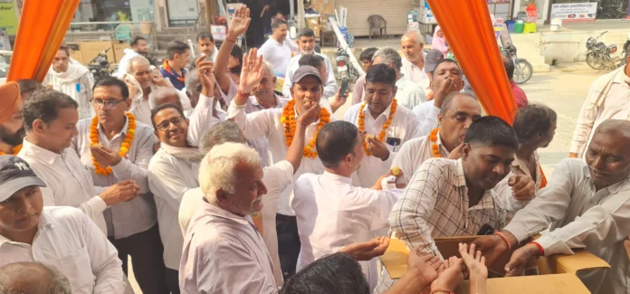 BJP workers expressed happiness by distributing laddus to celebrate the victory of Naib Singh Saini.