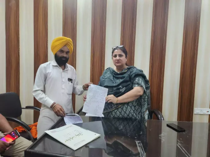 -Bharatiya Kisan Union submitted a memorandum of demands to the secretary of the market committee