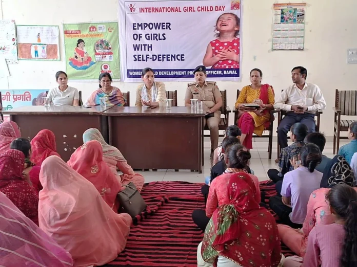 By making girl students and Anganwadi workers aware, they taught self-defense techniques.