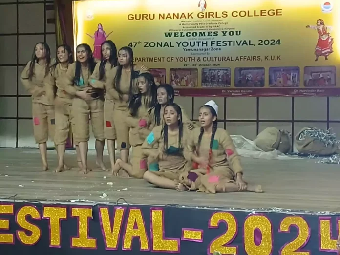 DAV Girls College gave a touching presentation of choreography in Youth Festival