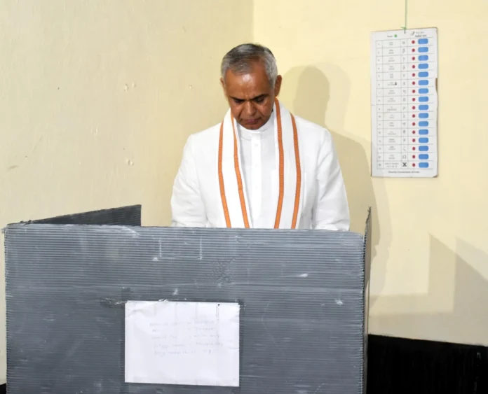 Gujarat Governor Acharya Devvrat voted