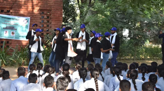 HKV volunteers explained the importance of cleanliness to school students