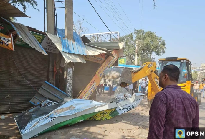 Encroachments like hawkers, tin sheds were removed from near the bus stand