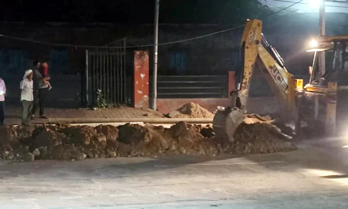 In the darkness of the night, the Public Health Department dug up the road built a month ago for the pipeline