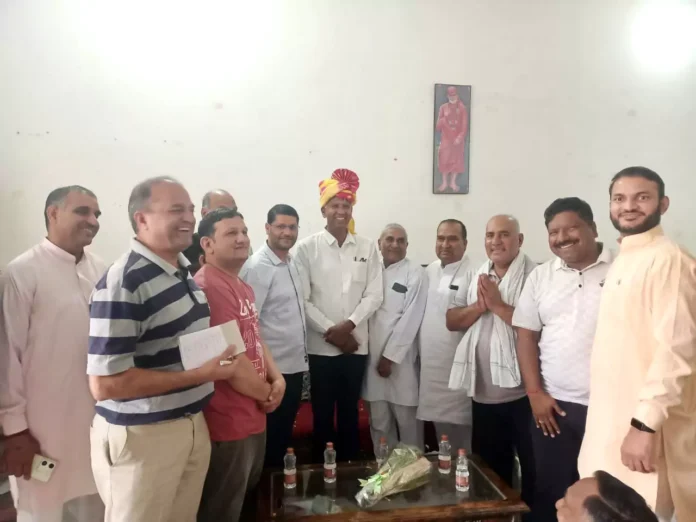 MLA Kanwar Singh Yadav received a grand welcome at Shri Vishnu Bhagwan Temple