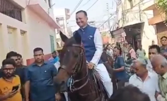 MP Naveen Jindal arrived on horse to vote