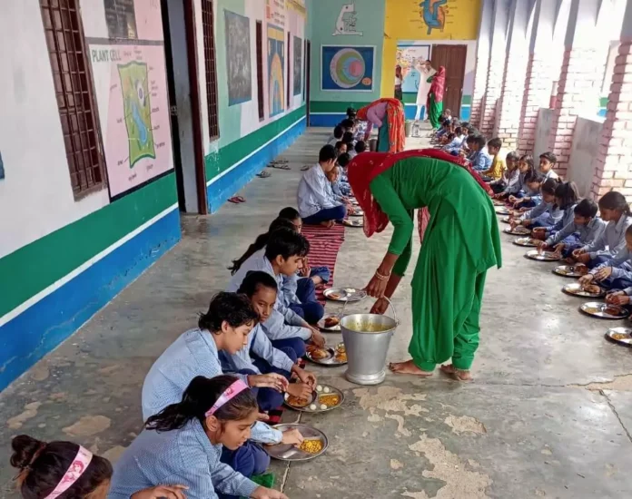 Mid-day meal workers have not received their honorarium for the last 4-5 months