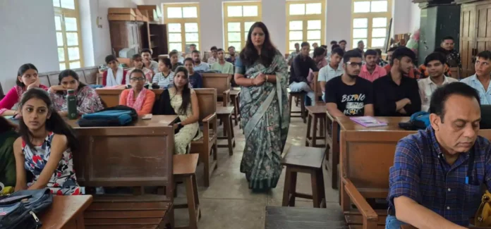 Organizing an extension lecture on mental health in Vaishya Mahavidyalaya